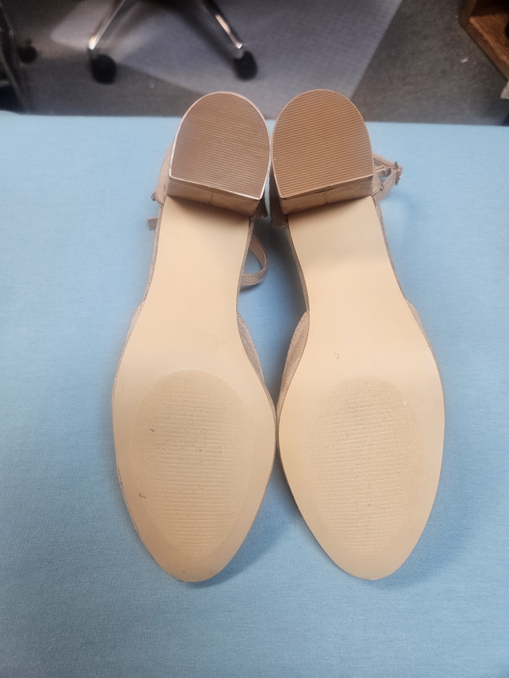 Journee Collection Women's Tan Scalloped Ankle Strap Flats - Picture 8 of 8